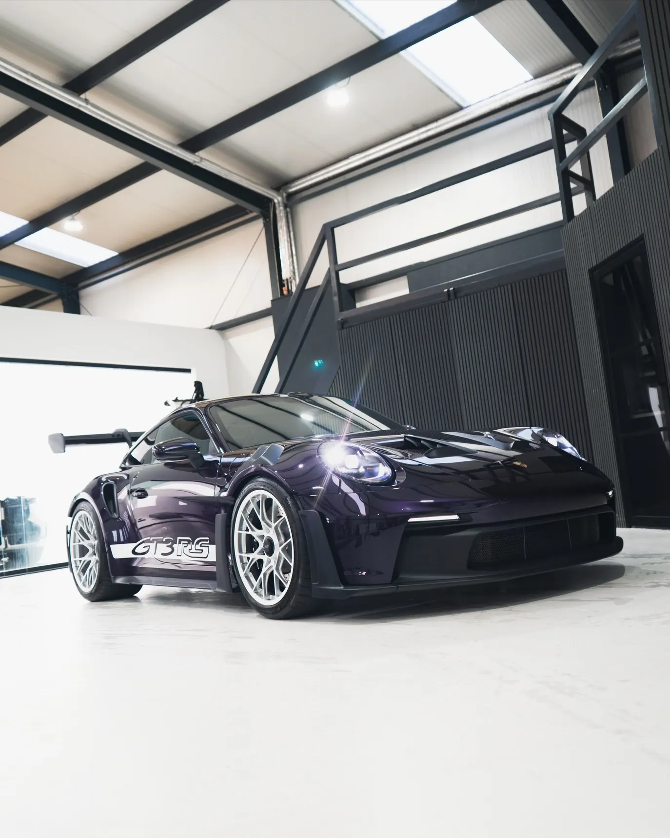 Paarse Porsche 911 GT3 RS met XPEL paint protection film in de studio van P&P Car Care