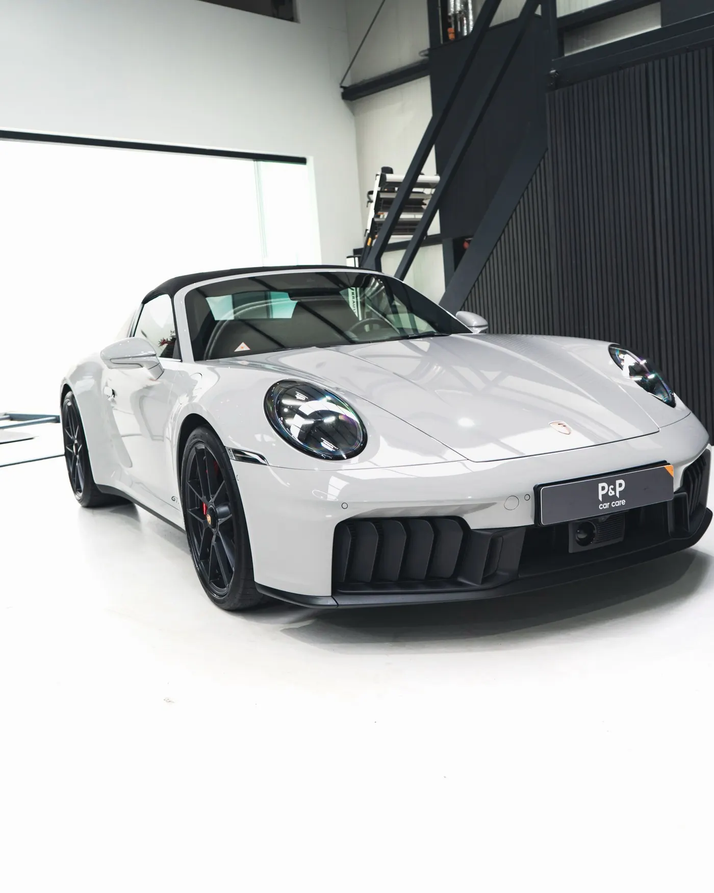Grijze Porsche 911 Targa 4 GTS met volledige PPF en keramische coating