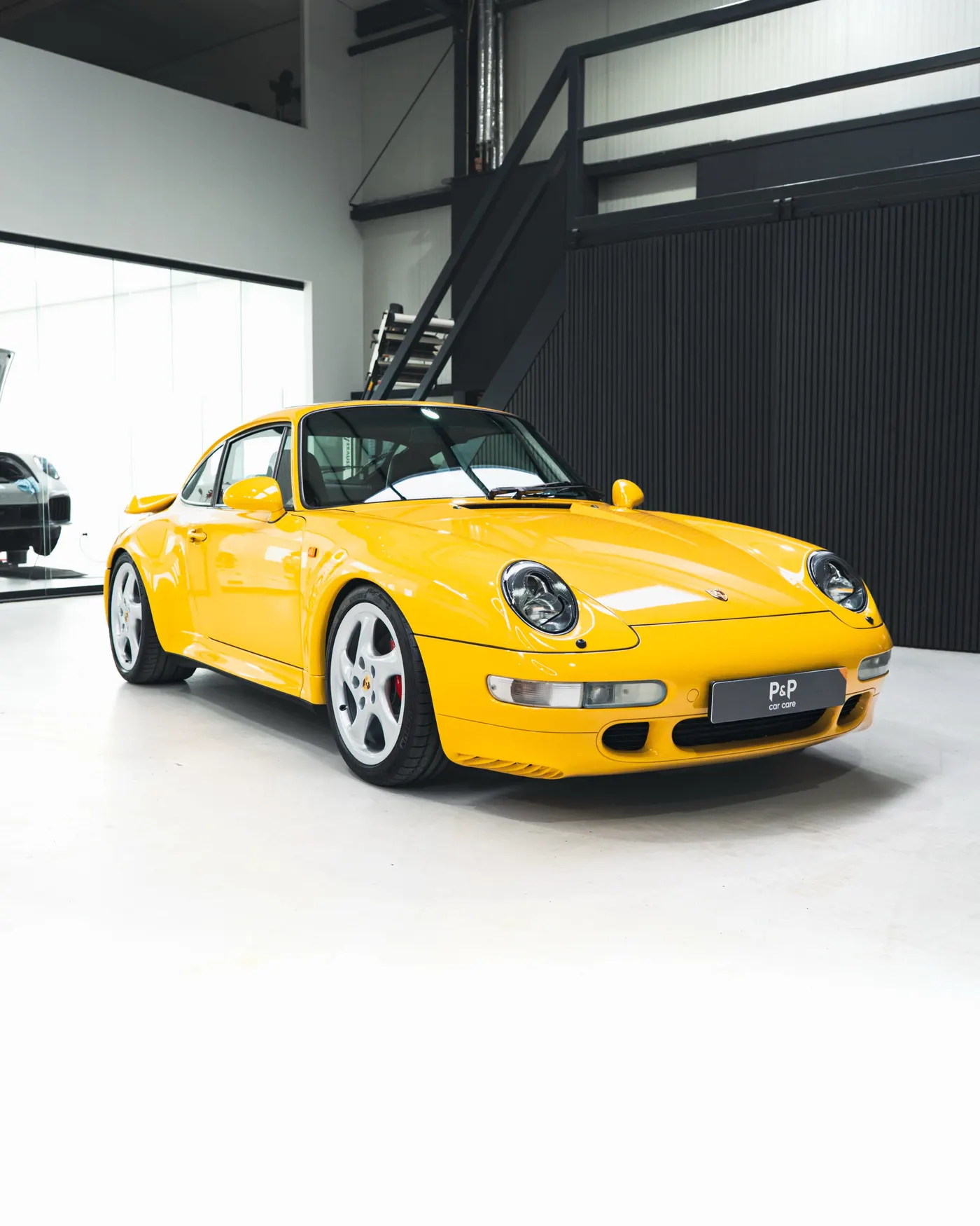 Gele Porsche 993 Turbo volledig beschermd met XPEL paint protection film