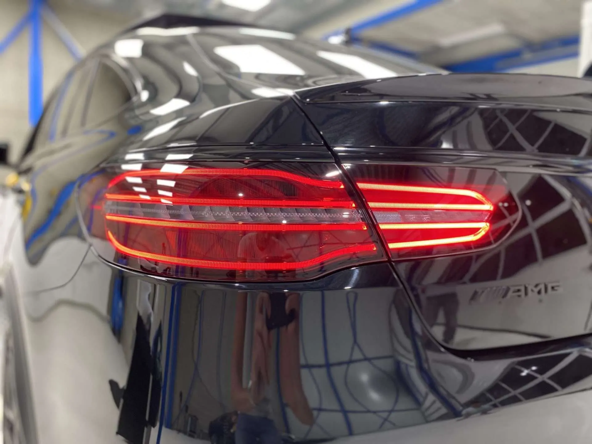 Brandend getint achterlicht van een zwarte Mercedes-AMG na het aanbrengen van Smoke PPF