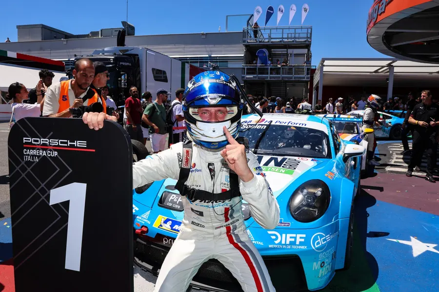 Senna van Soelen viert de overwinning naast zijn Porsche 911 GT3 Cup